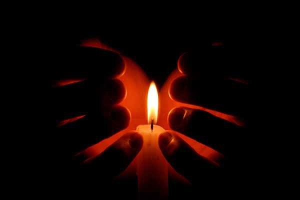 Herz in Deiner Hand - Hnde umschlingen brennende Kerze