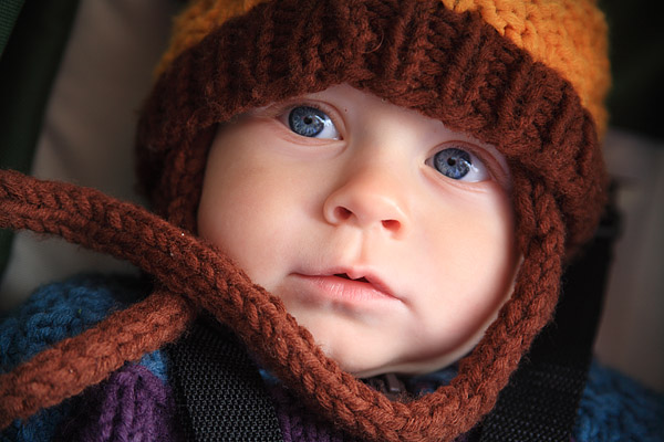 Blau�ugiger Junge mit Strickm�tze