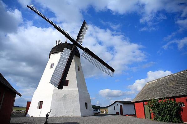 Windmhle in Arsdale, die einzig funktionstchtige Windmhle auf Bornholm in der immer noch Mehl gemahlen wird. Arsdale, Bornholm, Dnemark, Europa