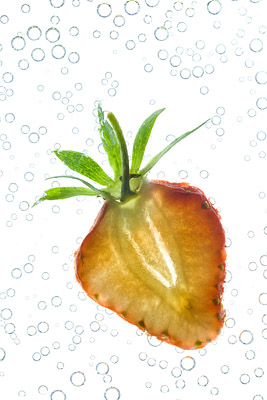 Frische halbierte Erdbeere, freigestellt