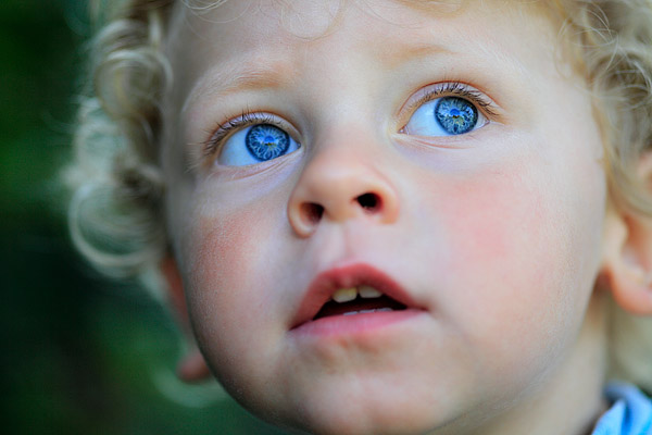Neugierige Kinderaugen