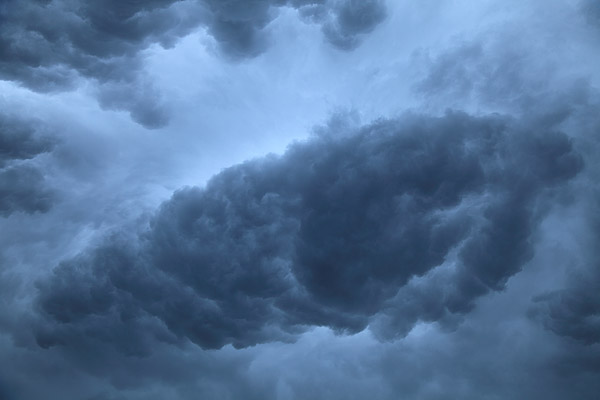 Dunkle Gewitterwolken