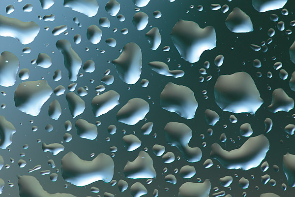 Regentropfen an der Fensterscheibe