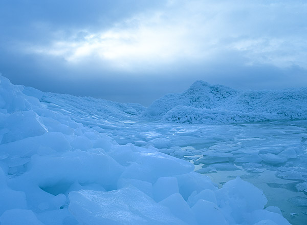 Auft�rmungen von Brucheis im Januar 2003 auf M�nchsgut. Seit 50 Jahren die gr��te Eisansammlung an R�gens K�sten. Der h�chste Eisberg war laut Zeitung 8m hoch